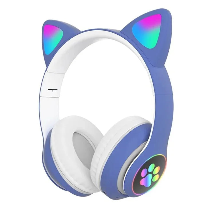 Casque audio Féerique à Oreilles de Chat RGB porté par un utilisateur, illustrant le confort et le style enchanteur de cet accessoire audio.