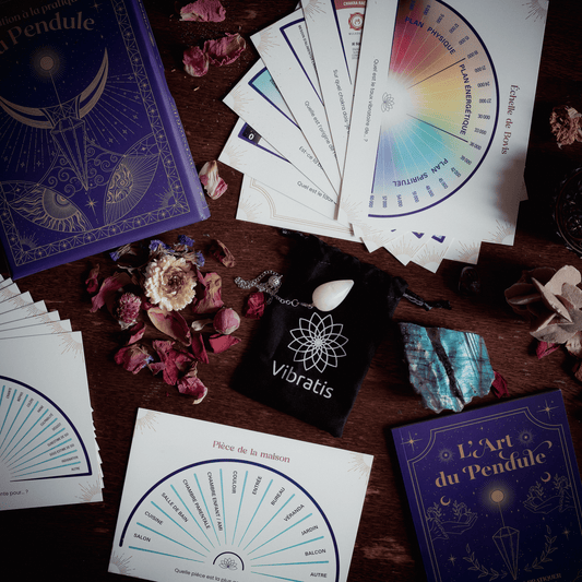 Zoom sur le pendule divinatoire en quartz rose du coffret art du pendule de Vibratis, parfait pour la radiesthésie.