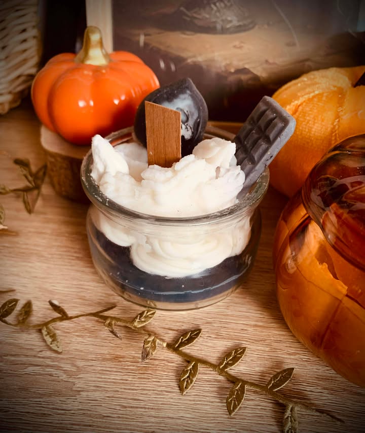 Bougie Faucheuse Bain Gourmand, cadeau idéal pour les fêtes d'automne avec son parfum envoûtant de caramel et vanille.