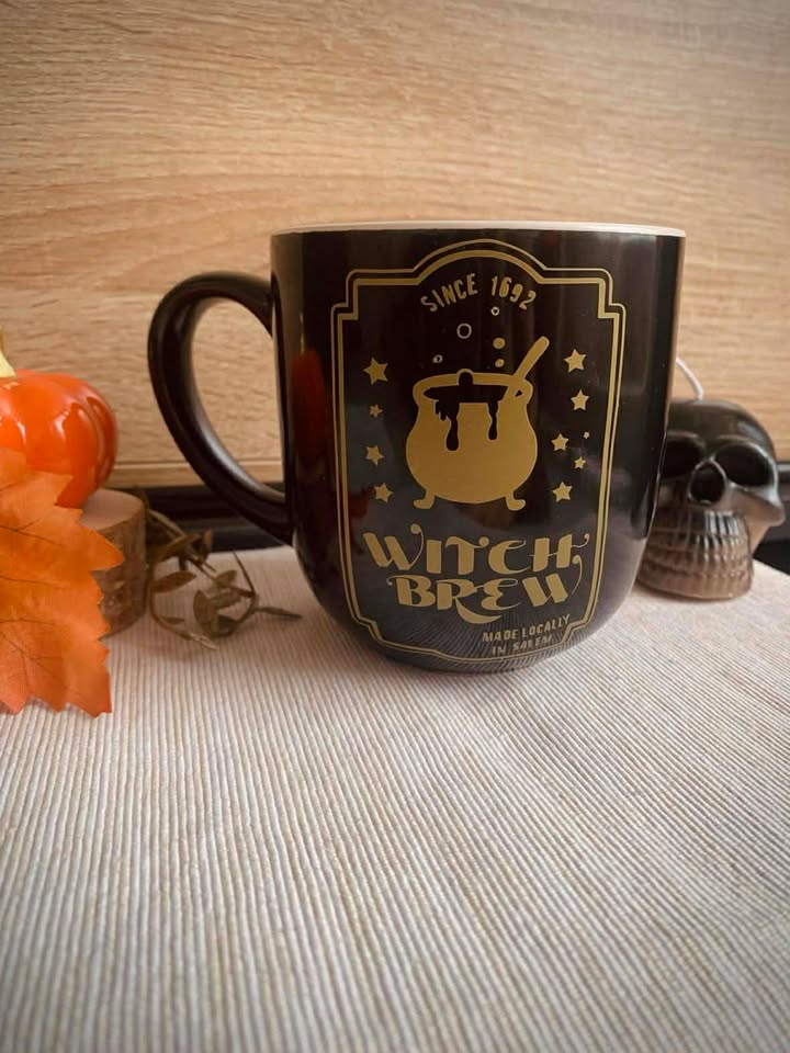 Tasse chaudron doré witchy - Artisanat unique avec décoration automnale, idéale pour le cocooning avec un café ou une infusion.