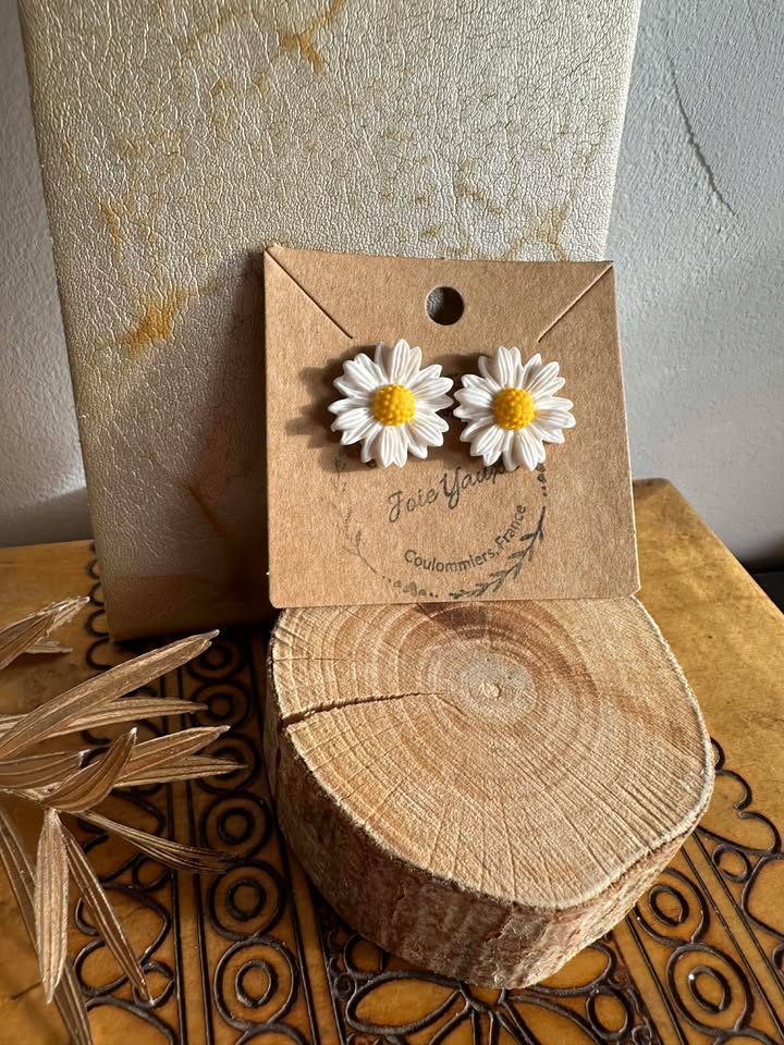 Boucles d’oreilles Big Daisy - Marguerite de Jessica Deelyah, fabriquees à la main en argile polymère avec un design floral unique.