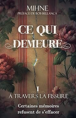 Couverture du roman 'Ce qui demeure: 1 - à travers la fissure' de Mihne Creations, illustrant une maison aux ombres mystérieuses et à la peinture écaillée, symbolisant le passé et les souvenirs.