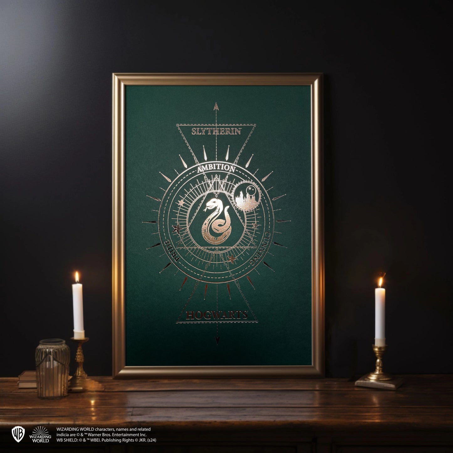 Image de l'affiche de collection Serpentard - Harry Potter, révélant ses dimensions de 21 x 30 cm, parfaite pour tout espace.