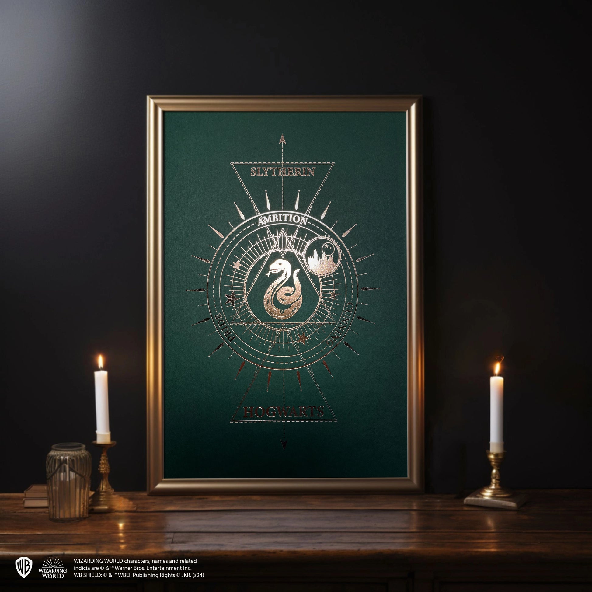 Image de l'affiche de collection Serpentard - Harry Potter, révélant ses dimensions de 21 x 30 cm, parfaite pour tout espace.