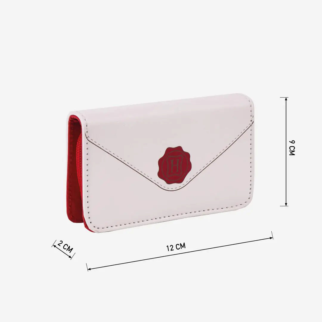 Kit à manucure Lettre de Poudlard - Harry Potter en situation, illustrant son utilisation pour une manucure magique aux couleurs des sorciers.