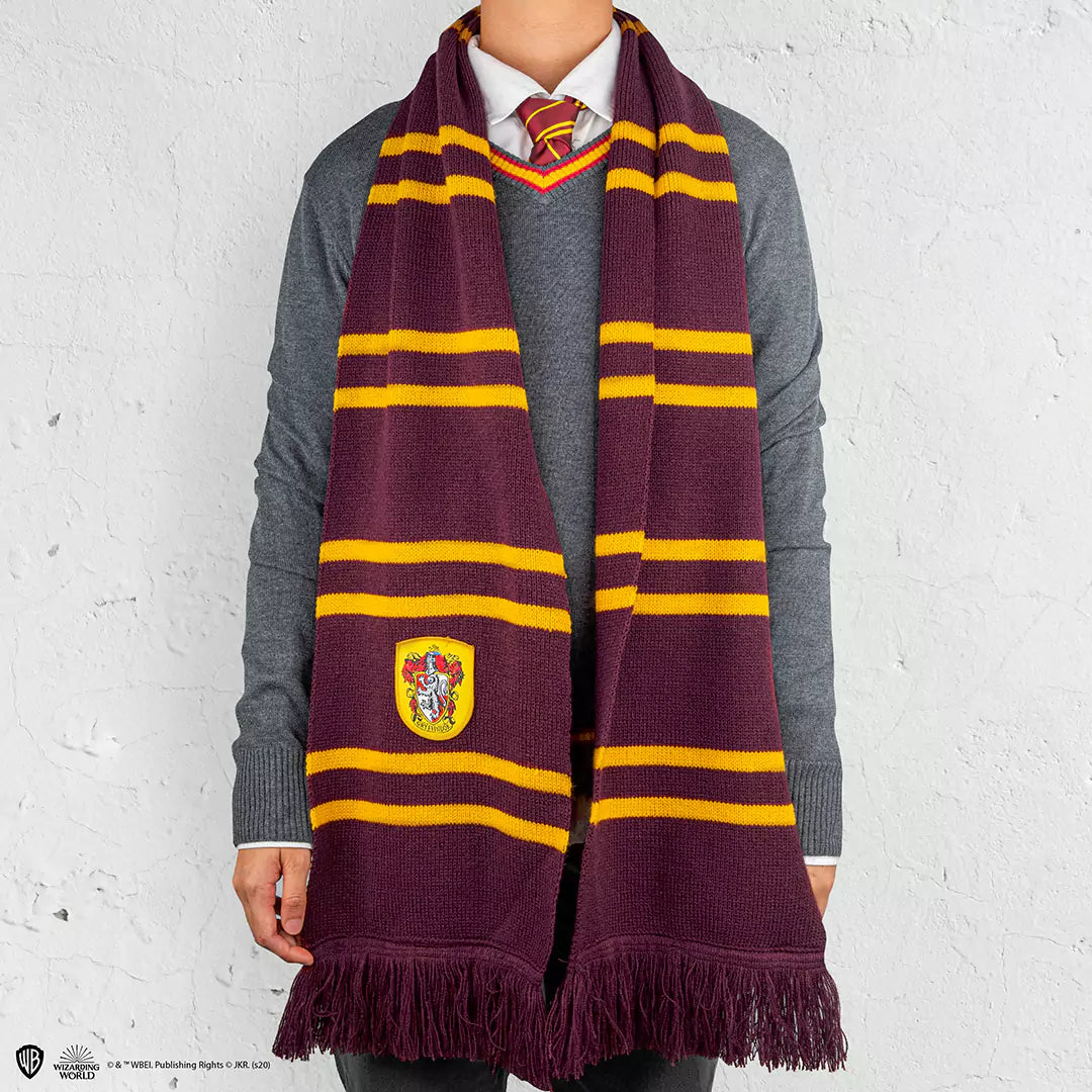 Vue rapprochée de l'écharpe Gryffondor pourpre et or - Harry Potter, mettant en avant son design audacieux avec l'écusson de la Maison, idéal pour les fans et amateurs de mode.