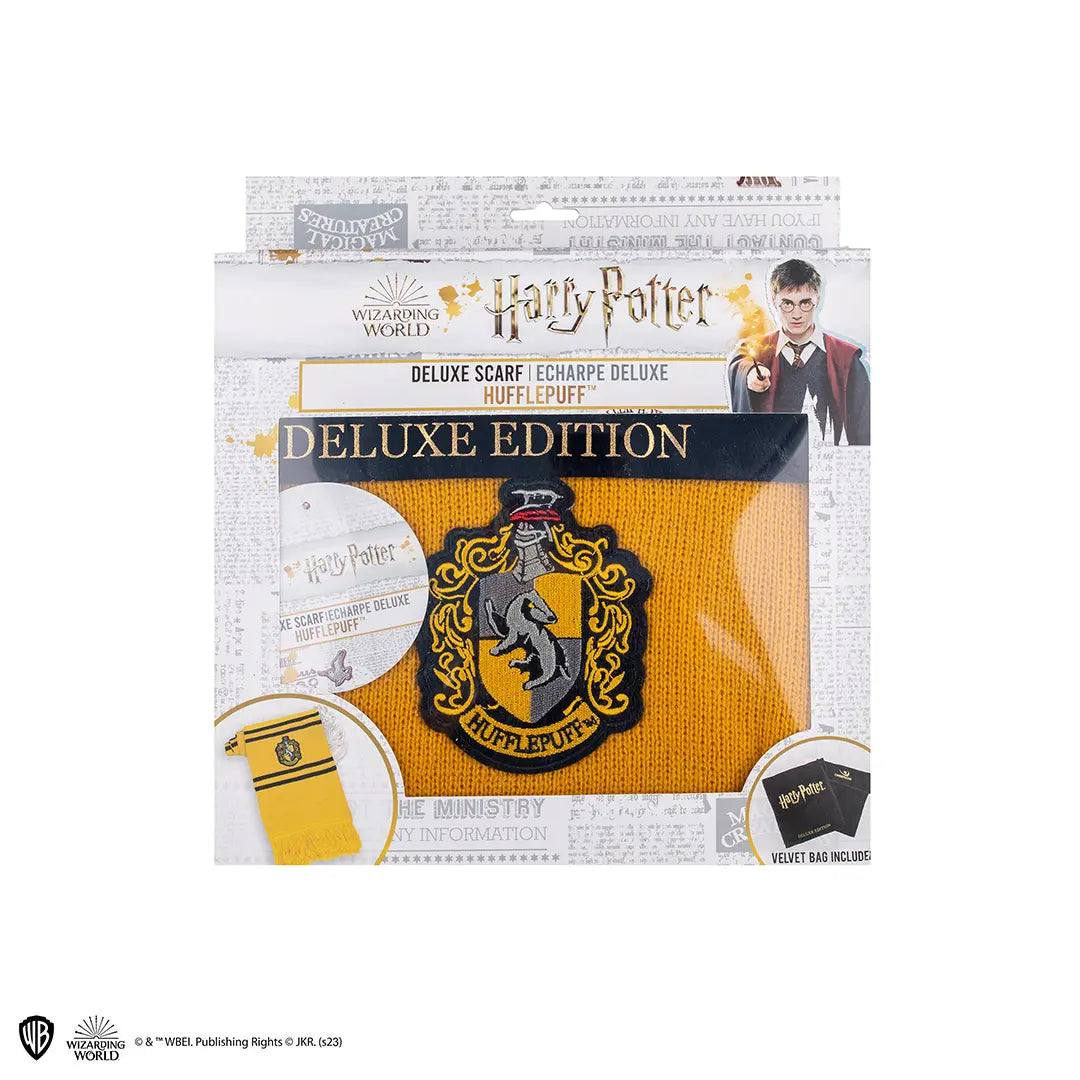 Détails de l'écharpe Deluxe Poufsouffle - Harry Potter, révélant la qualité supérieure et la pochette en velours pour un rangement pratique.