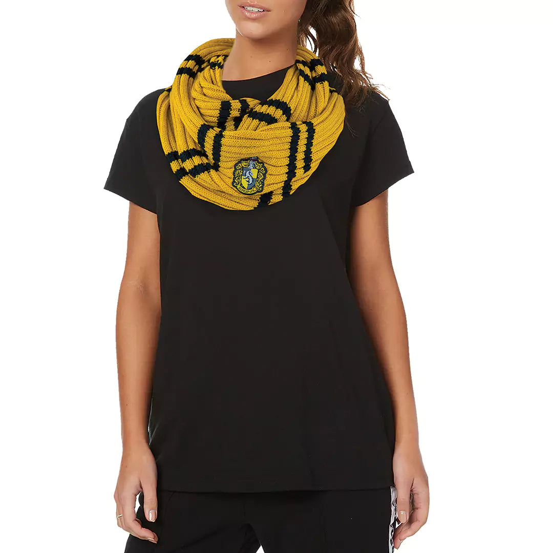 Détail de l'écharpe infinie - Poufsouffle - Harry Potter, mettant en avant le doux tissu acrylique et l'écusson emblématique de la maison.