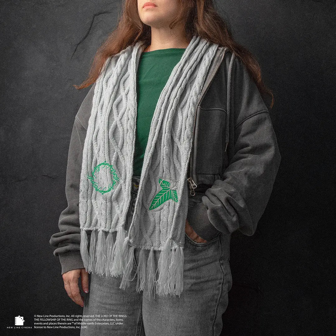 Écharpe Feuille de la Lorien - Le Seigneur des Anneaux portée, un accessoire idéal pour ajouter une touche d'élégance à votre tenue.