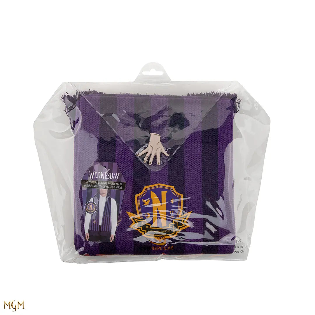 Écharpe Nevermore Academy violette portée avec élégance, un accessoire tendance pour les fans de Wednesday.
