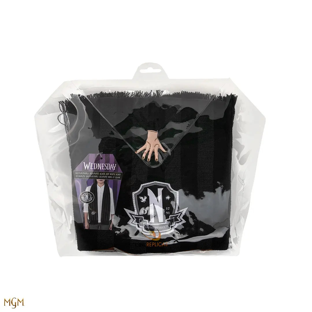 Mode femme portant l'Écharpe Nevermore Academy noire - Wednesday, illustrant comment l'accessoire complète une tenue avec un look audacieux.