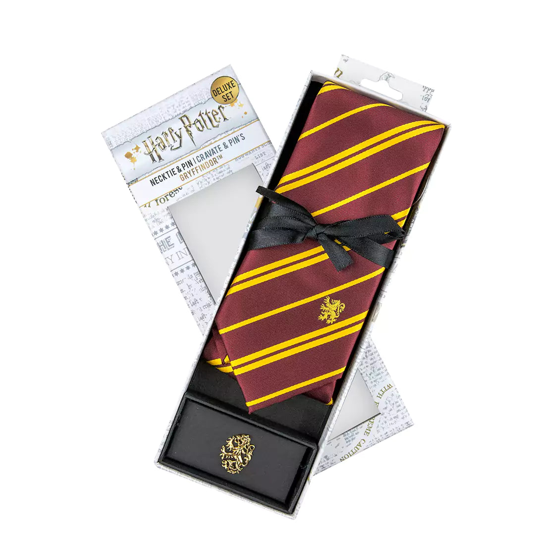 Cravate Deluxe Gryffondor avec pin’s - Accessoire magique pour les fans de Harry Potter, aux couleurs emblématiques de la maison Gryffondor, parfait pour apporter une touche d'élégance.