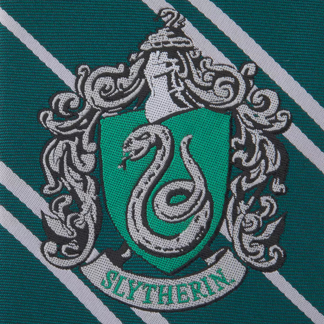 Détails de la cravate kid Serpentard - Logo tissé - Harry Potter, conçue en microfibre de haute qualité.