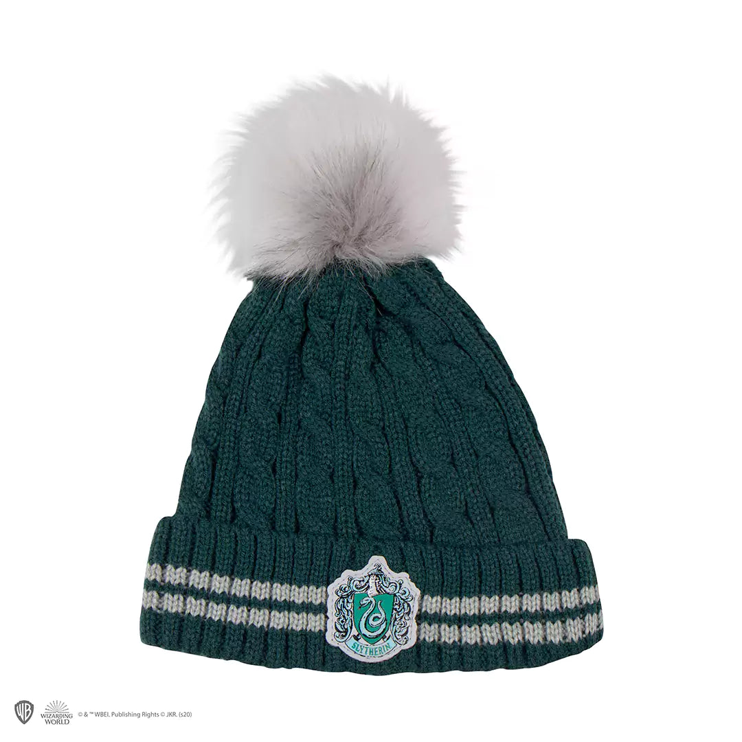 Bonnet à pompon Serpentard Harry Potter, un accessoire emblématique pour les fans de la saga, alliant confort et style avec l'écusson de la maison.