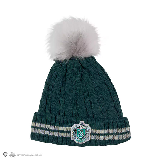 Bonnet à pompon Serpentard Harry Potter, un accessoire emblématique pour les fans de la saga, alliant confort et style avec l'écusson de la maison.