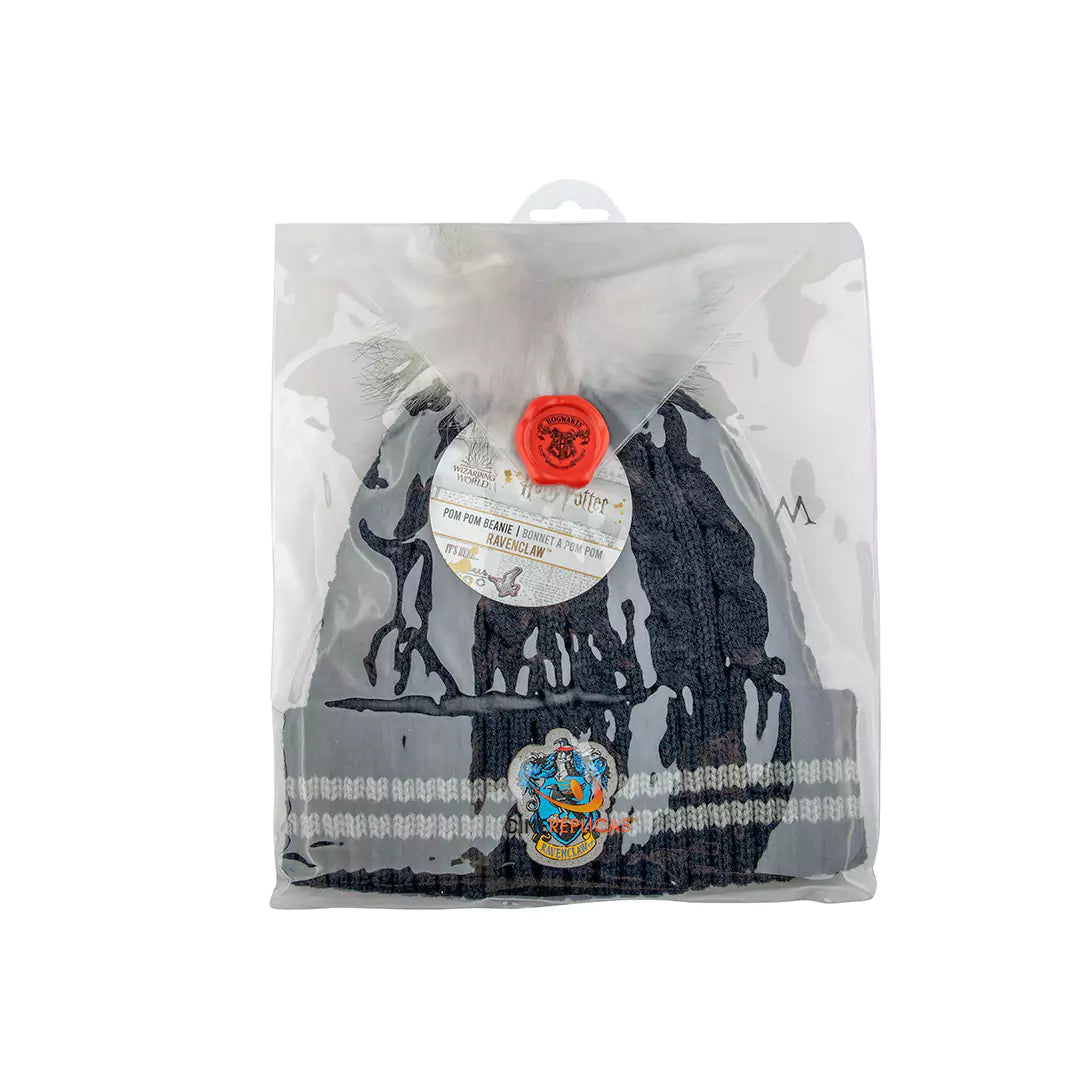 Détail du bonnet à pompon Serdaigle - Harry Potter, mettant en avant la texture douce et confortable en acrylique.