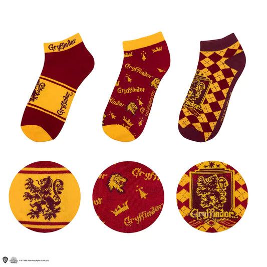 Lot de 3 paires de chaussettes courtes Gryffondor - Harry Potter, mettant en avant les couleurs emblématiques de la maison Gryffondor, parfaites pour les fans de la saga.