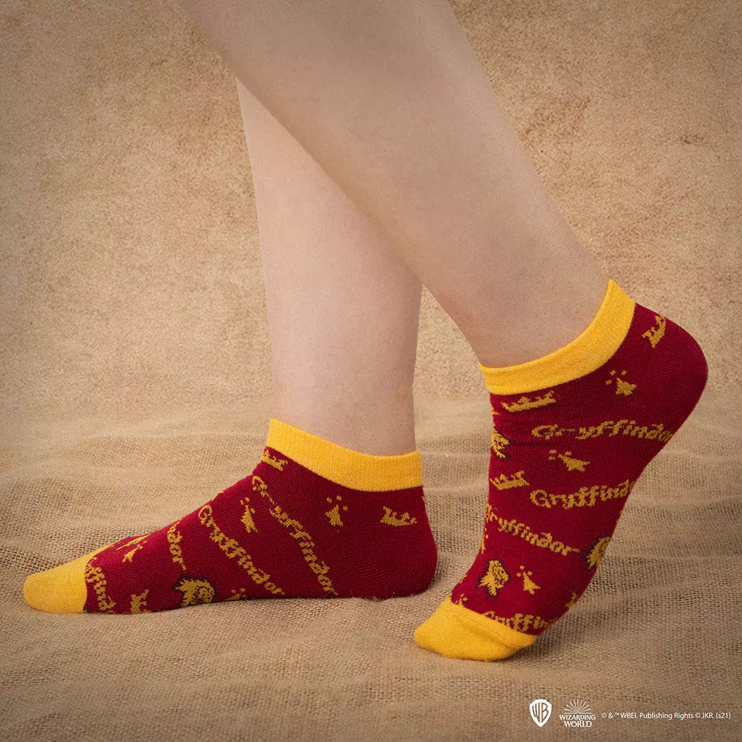 Lot de 3 paires de chaussettes courtes Gryffondor - Harry Potter, avec un design élégant qui reflète l'esprit de la maison Gryffondor.