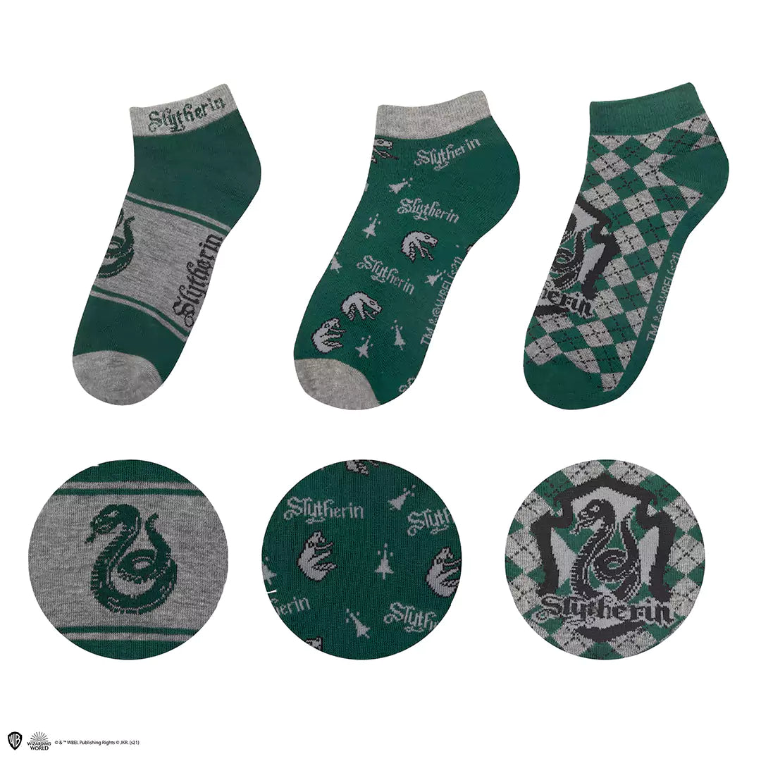 Lot de 3 paires de chaussettes courtes Serpentard - Harry Potter en vue rapprochée, révélant le design inspiré de la Maison Serpentard.