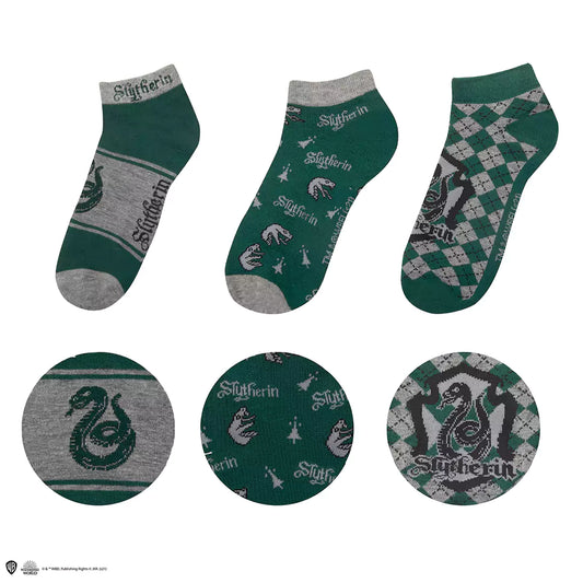 Lot de 3 paires de chaussettes courtes Serpentard - Harry Potter en vue rapprochée, révélant le design inspiré de la Maison Serpentard.