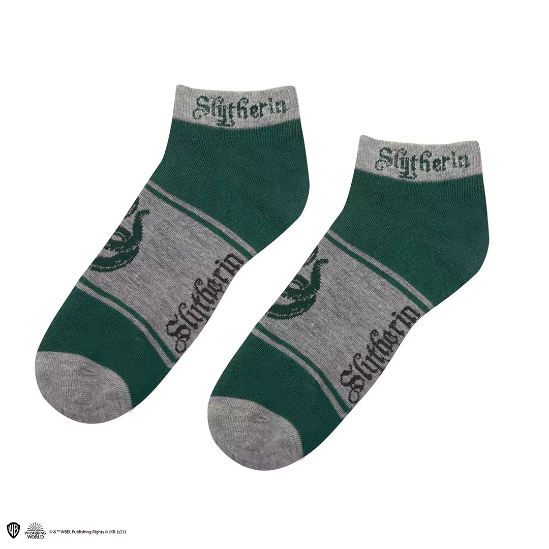 Détails des motifs sur les chaussettes courtes Serpentard - Harry Potter, illustrant fièrement les couleurs et l'emblème de Serpentard.