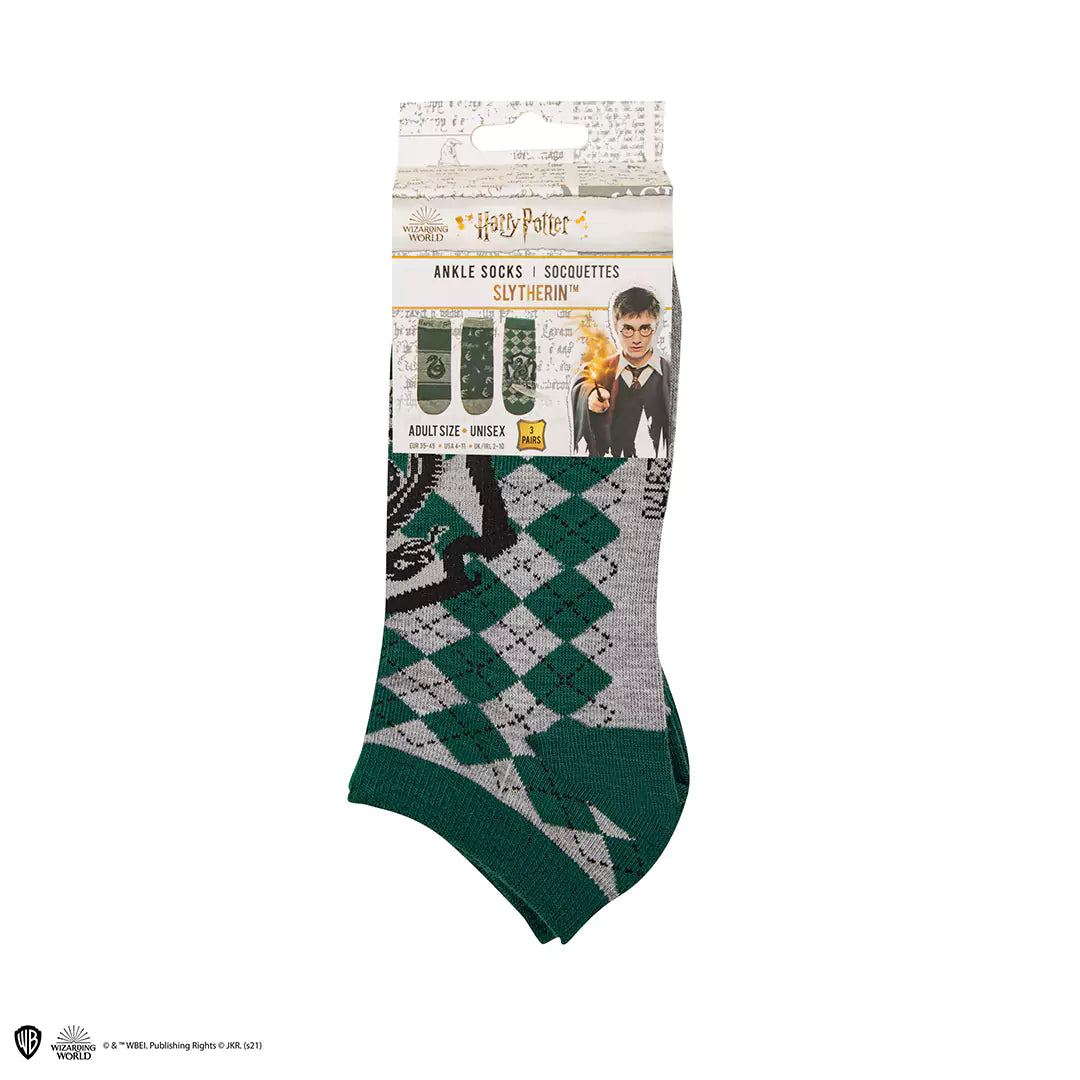 Jeunes adultes portant le lot de 3 paires de chaussettes courtes Serpentard - Harry Potter, mêlant style et fandom.