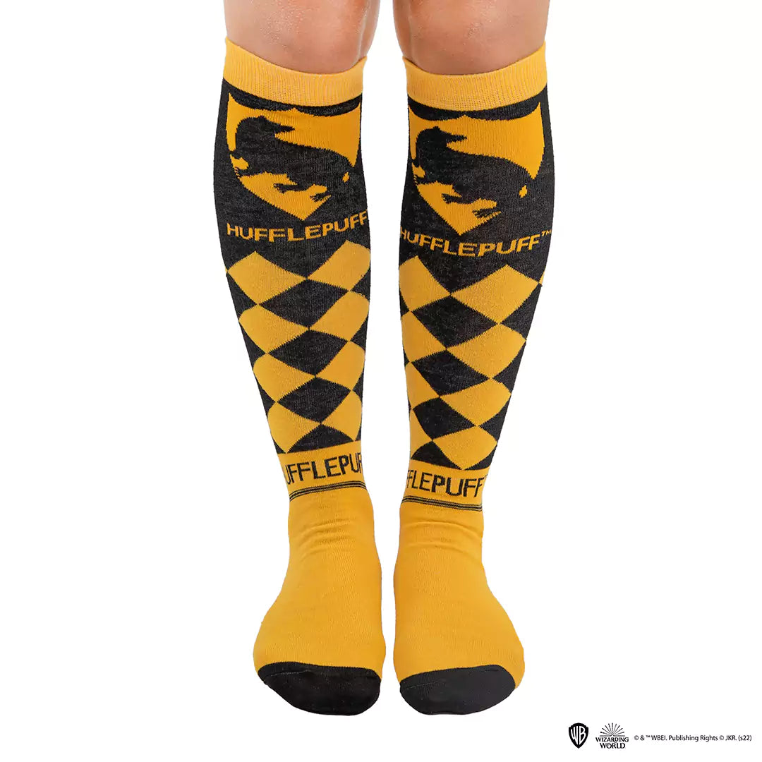 Découvrez les chaussettes hautes Poufsouffle Harry Potter, conçues pour plonger dans l'univers magique avec des designs uniques.