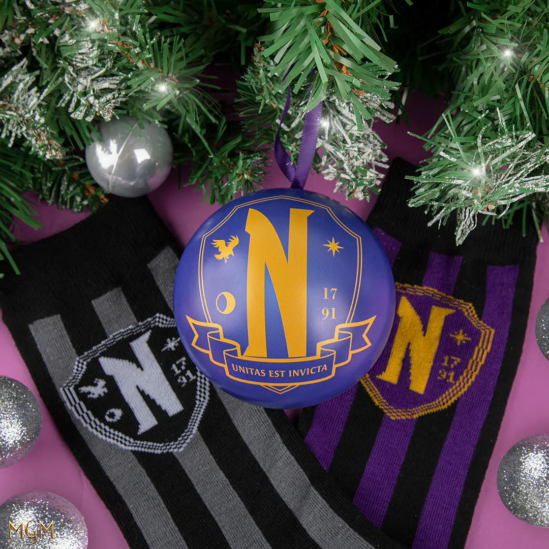 Zoom sur les détails des chaussettes Holiday Capsule - Wednesday, révélant leur matériau de haute qualité pour un confort optimal pendant les fêtes.