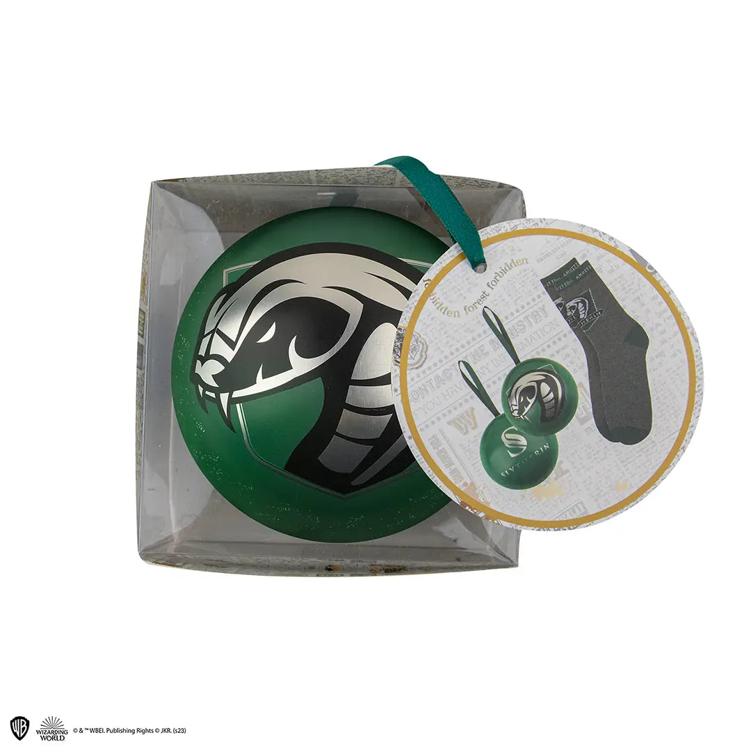 Chaussettes Serpentard - Harry Potter, présentées dans un cadre festif, parfaites pour les fans lors des célébrations d'Halloween.