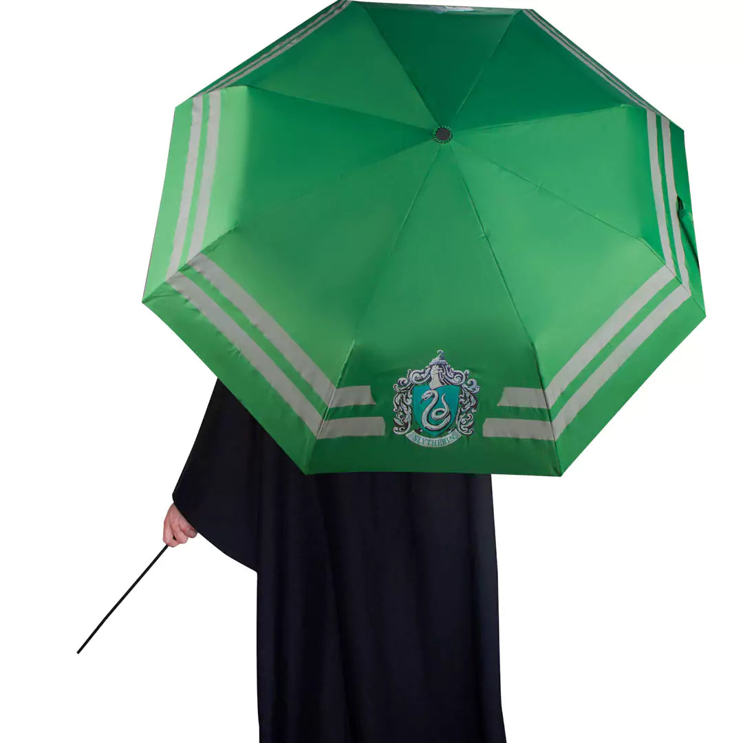 Accessoires du parapluie Serpentard Harry Potter, incluant la pochette imperméable pour un transport facile et élégant, idéale pour tout amateur de la saga.