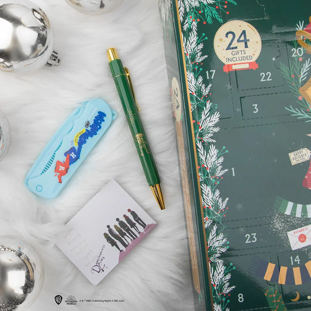 Calendrier de l’avent 2023 Harry Potter de Distrineo rempli de 24 surprises magiques pour les fans de la saga.