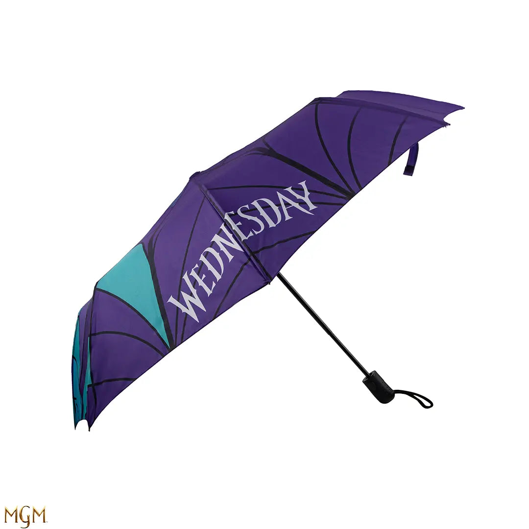 Parapluie vitrail de Wednesday et Enid, un accessoire de mode artistique sous la pluie.