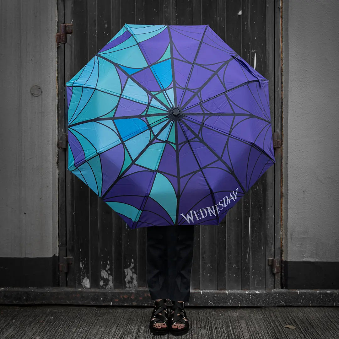 Parapluie vitrail de Wednesday et Enid, fusion parfaite de style et de protection contre la pluie.