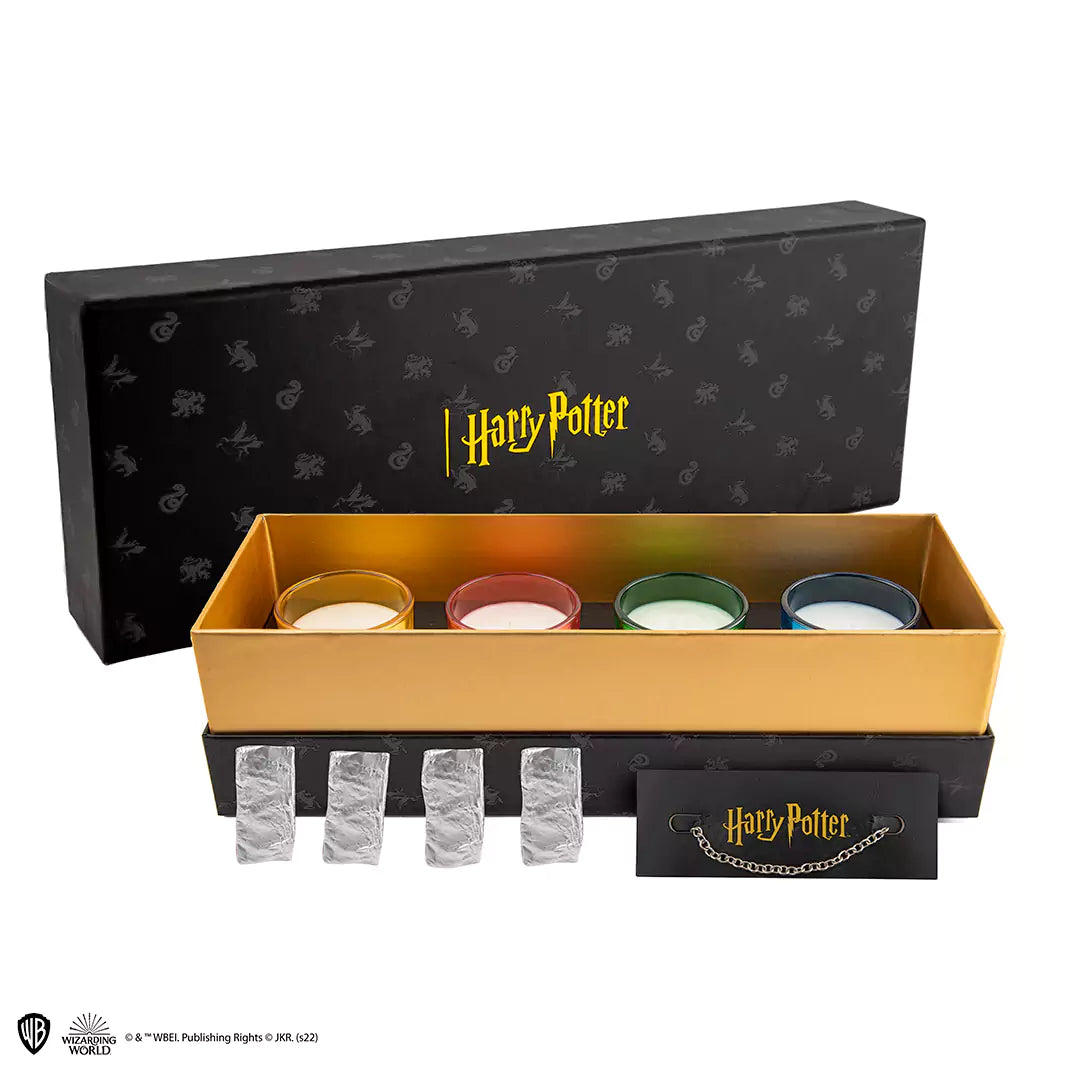 Lot 4 bougies et Charms des 4 Maisons Harry Potter, mettant en avant des bougies parfumées et un élégant bracelet, parfaits pour les fans de l'univers magique.