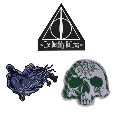 Écussons Harry Potter DELUXE DEATHLY HALLOWS, mettant en avant les emblématiques Reliques de la Mort, un Détraqueur menaçant, et la tête de mort de Voldemort, idéaux pour les fans de la saga.