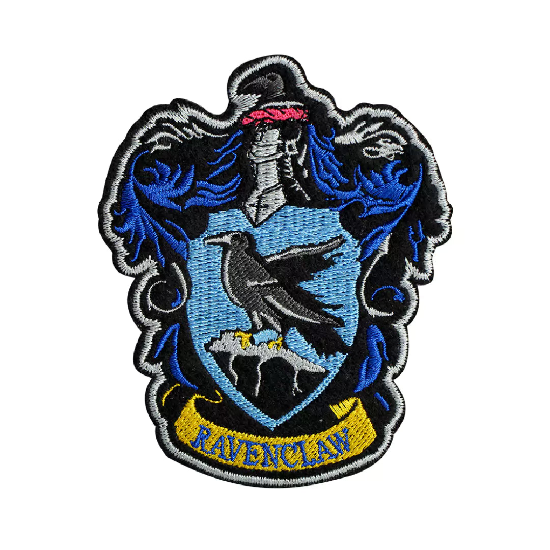 Détail des écussons Harry Potter édition Deluxe - lot de 6, mettant en avant les motifs légendaires comme le logo de Poudlard et les Reliques de la Mort.