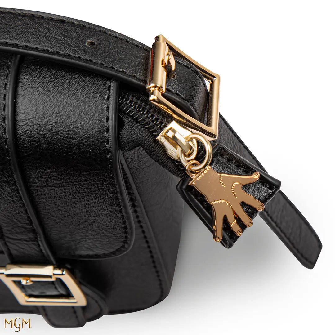 Vue artistique de la sacoche noire Nevermore Academy - Wednesday, illustrant sa capacité à allier mystère et fonctionnalité.