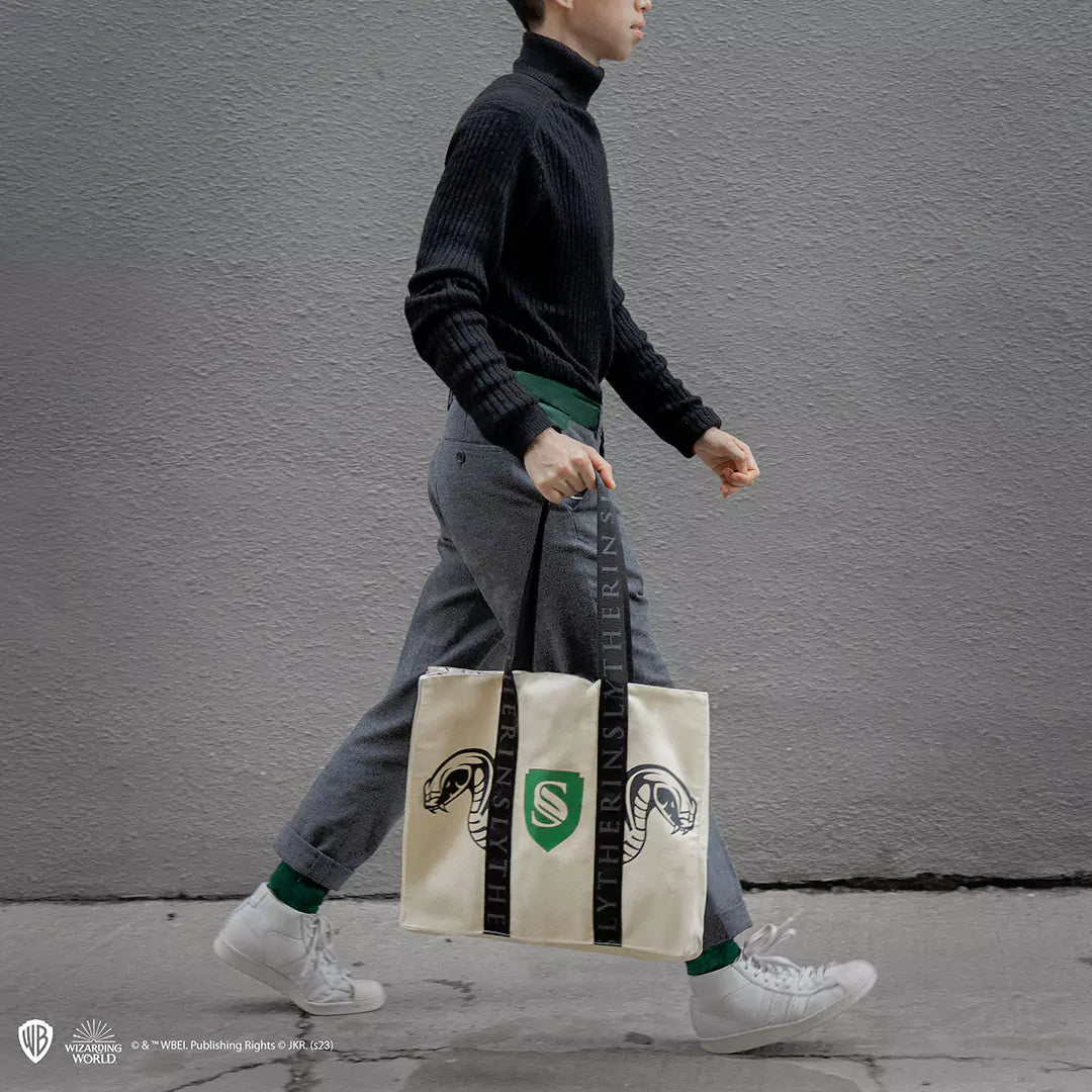 Tote Bag Deluxe Serpentard - Harry Potter, un sac tendance en polyester et coton, parfait pour les fans de la maison Serpentard et idéal pour transporter livres et essentiels quotidiens.