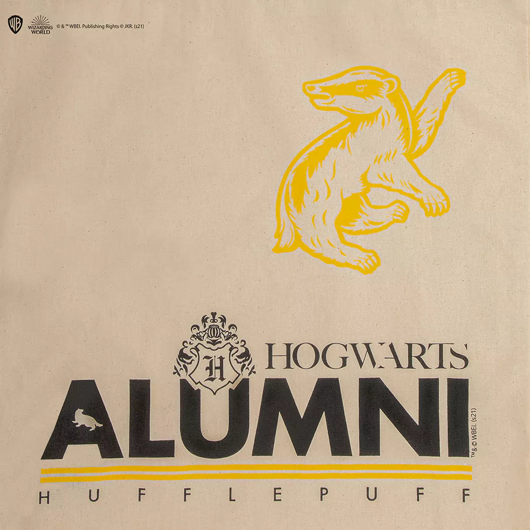 Design stylisé du Tote Bag Alumni Poufsouffle Harry Potter, parfait pour transporter vos essentiels avec une touche de magie.