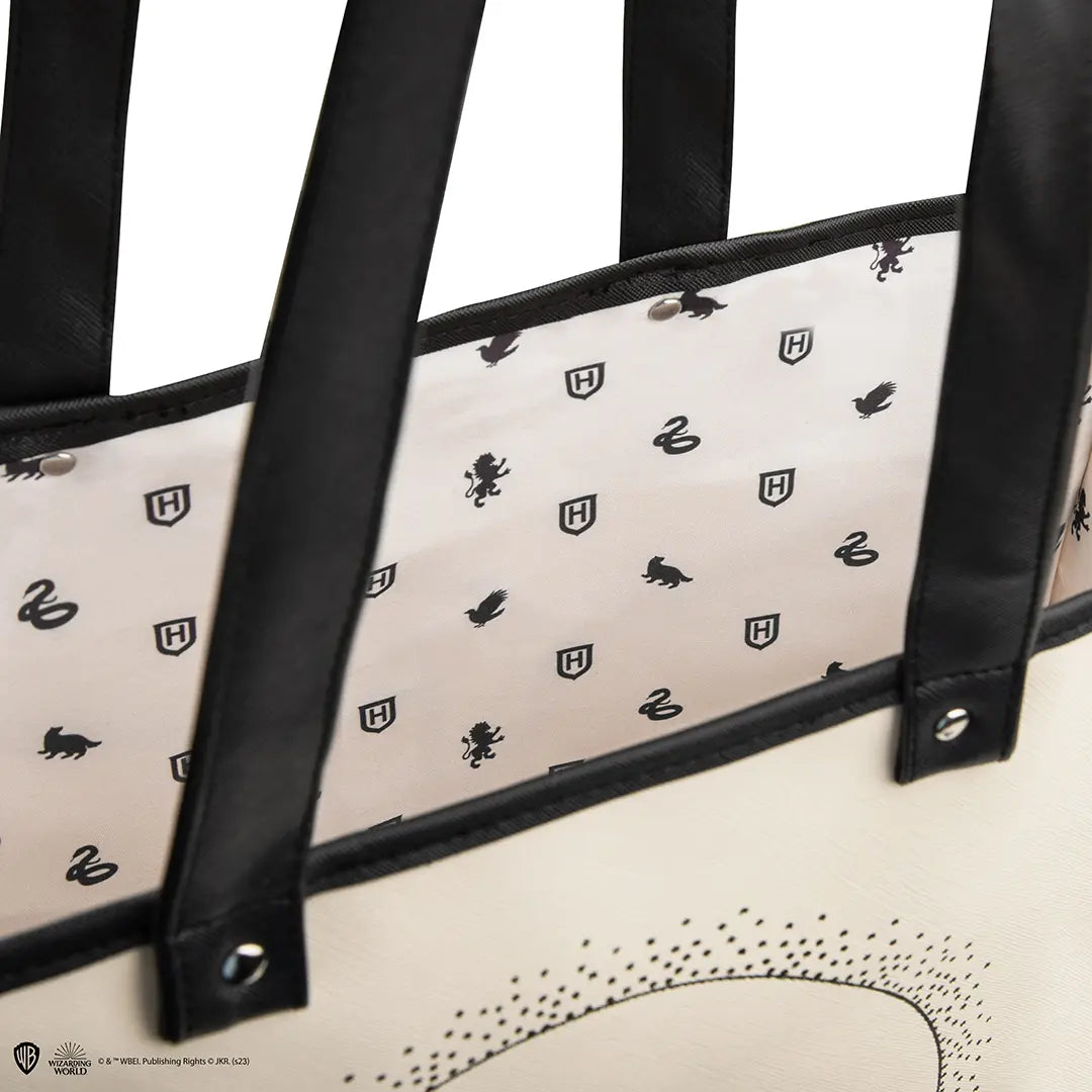 Détails du Sac cabas Château de Poudlard - Harry Potter, mettant en valeur son design unique et sa fabrication robuste, parfait pour transporter vos essentiels.