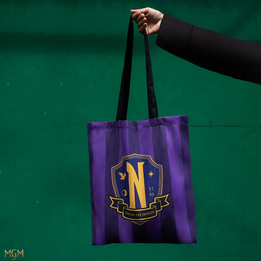Le tote bag Nevermore Academy - Wednesday en action, un sac parfait pour vos sorties, courses et séances de shopping.
