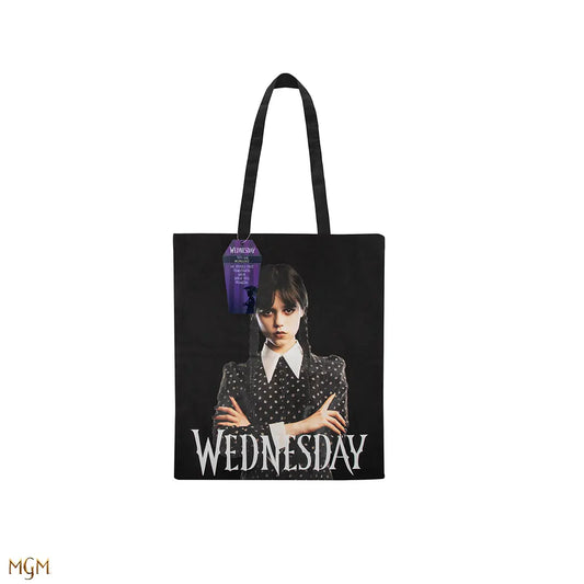 Vue de près du sac tote Wednesday Addams, montrant le mélange unique de style et de fonctionnalité, idéal pour les accros de la mode gothique.