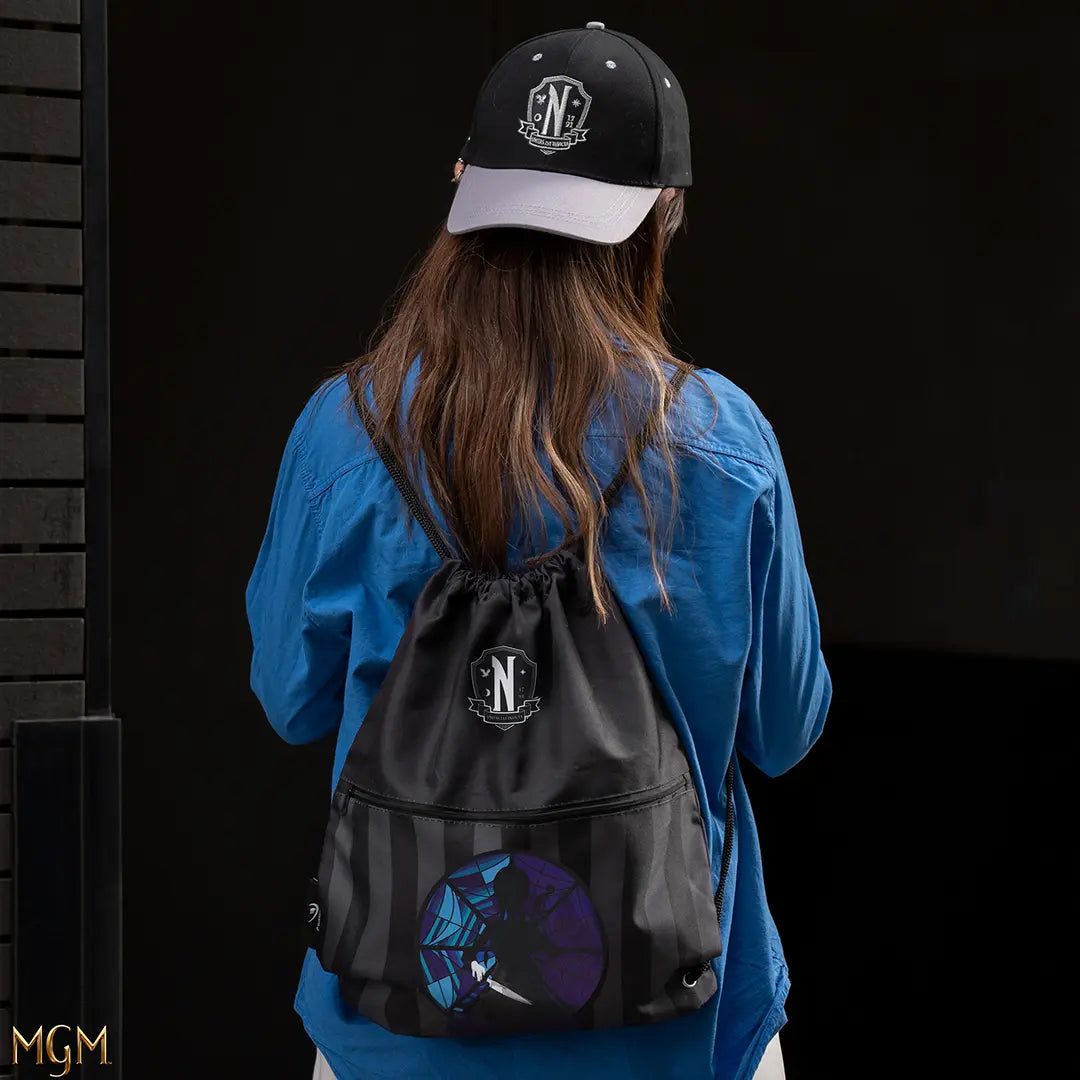 Sac à cordon Wednesday et violoncelle - Fabriqué en polyester durable, cet accessoire allie esthétique et fonctionnalité.