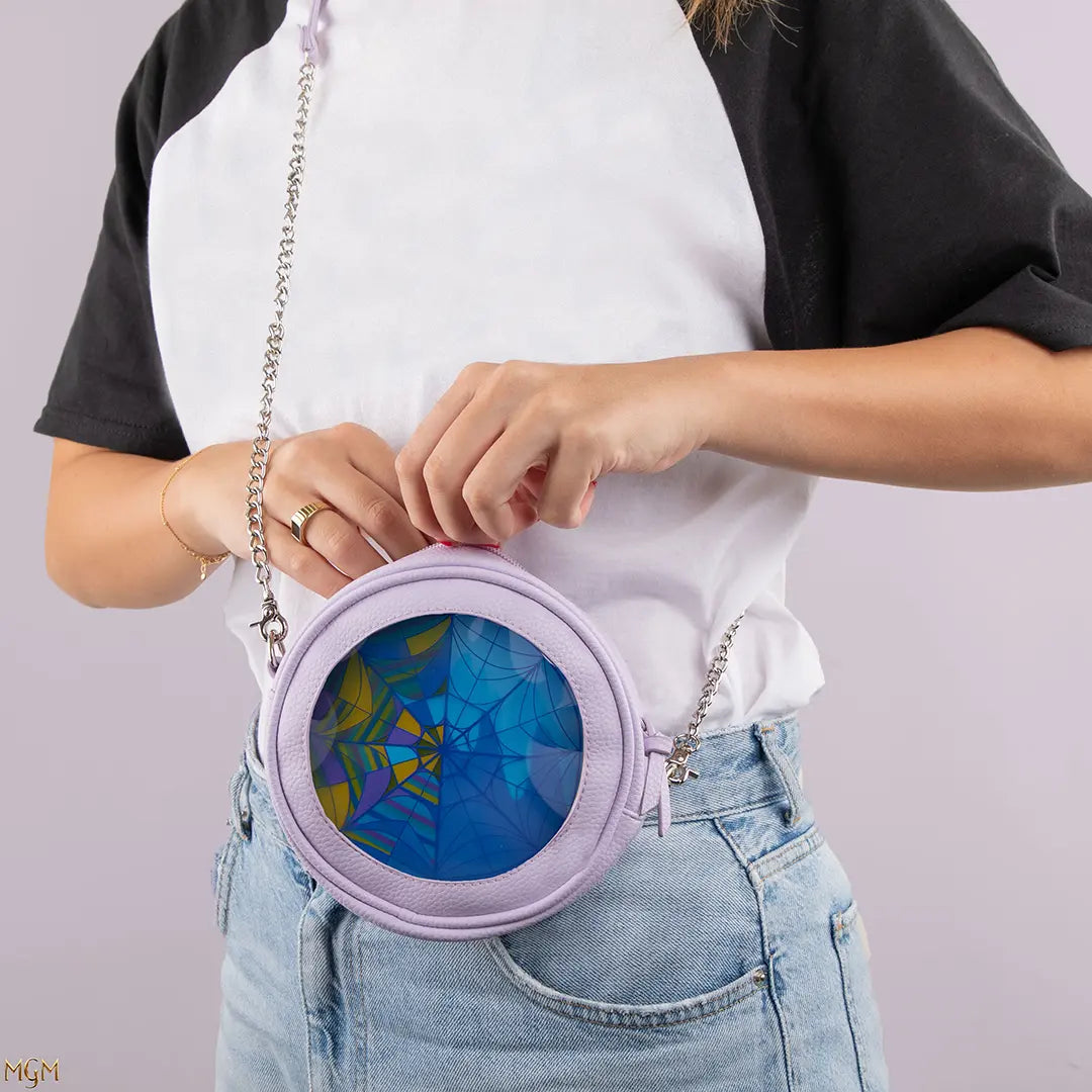 Détail du sac bandoulière Vitrail de Wednesday et Enid - Wednesday montrant le motif vitrail unique.