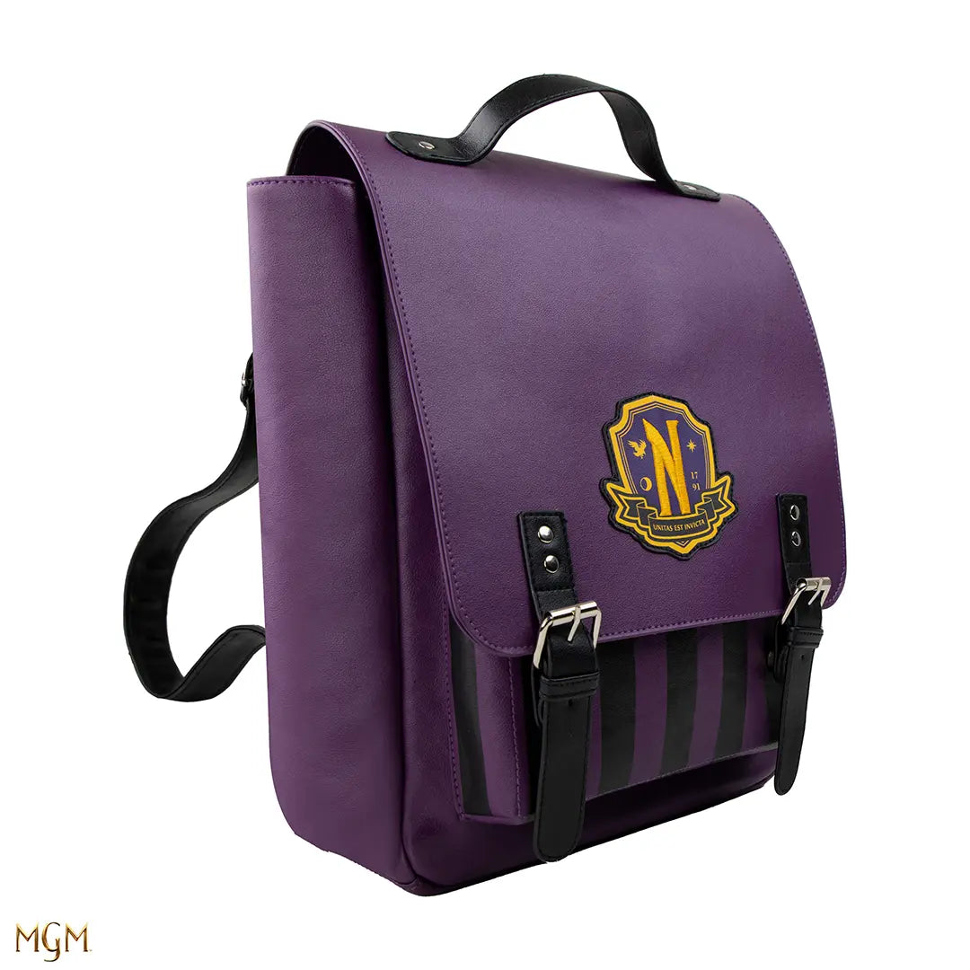 Sac à dos Nevermore Academy violet inspiré de la série Wednesday, parfait pour afficher son style unique.