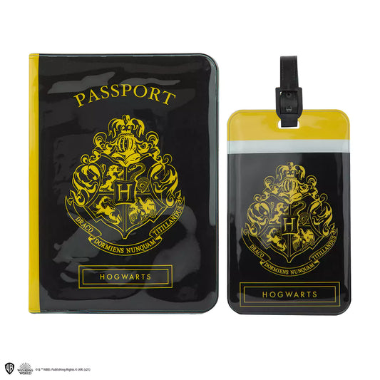 Couverture de Passeport et Porte-étiquette Poudlard - Harry Potter, mettant en avant le design emblématique en polyester aux couleurs de l'école des sorciers pour les fans et voyageurs passionnés.