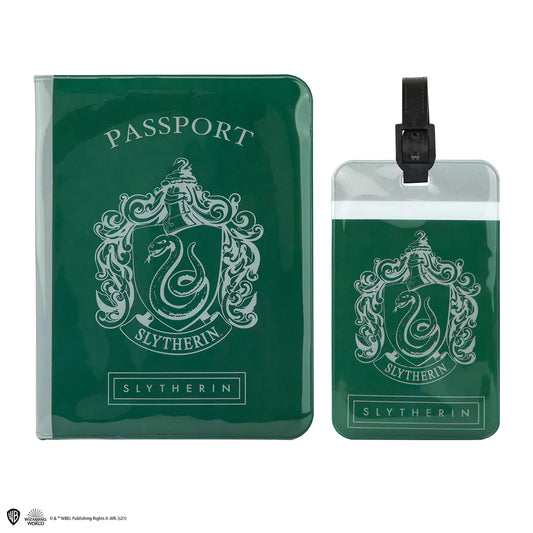 Couverture de Passeport et Porte-étiquette Serpentard - Harry Potter, un set élégant pour les fans de la saga, affichant l'emblème distinctif de Serpentard, parfait pour vos voyages.