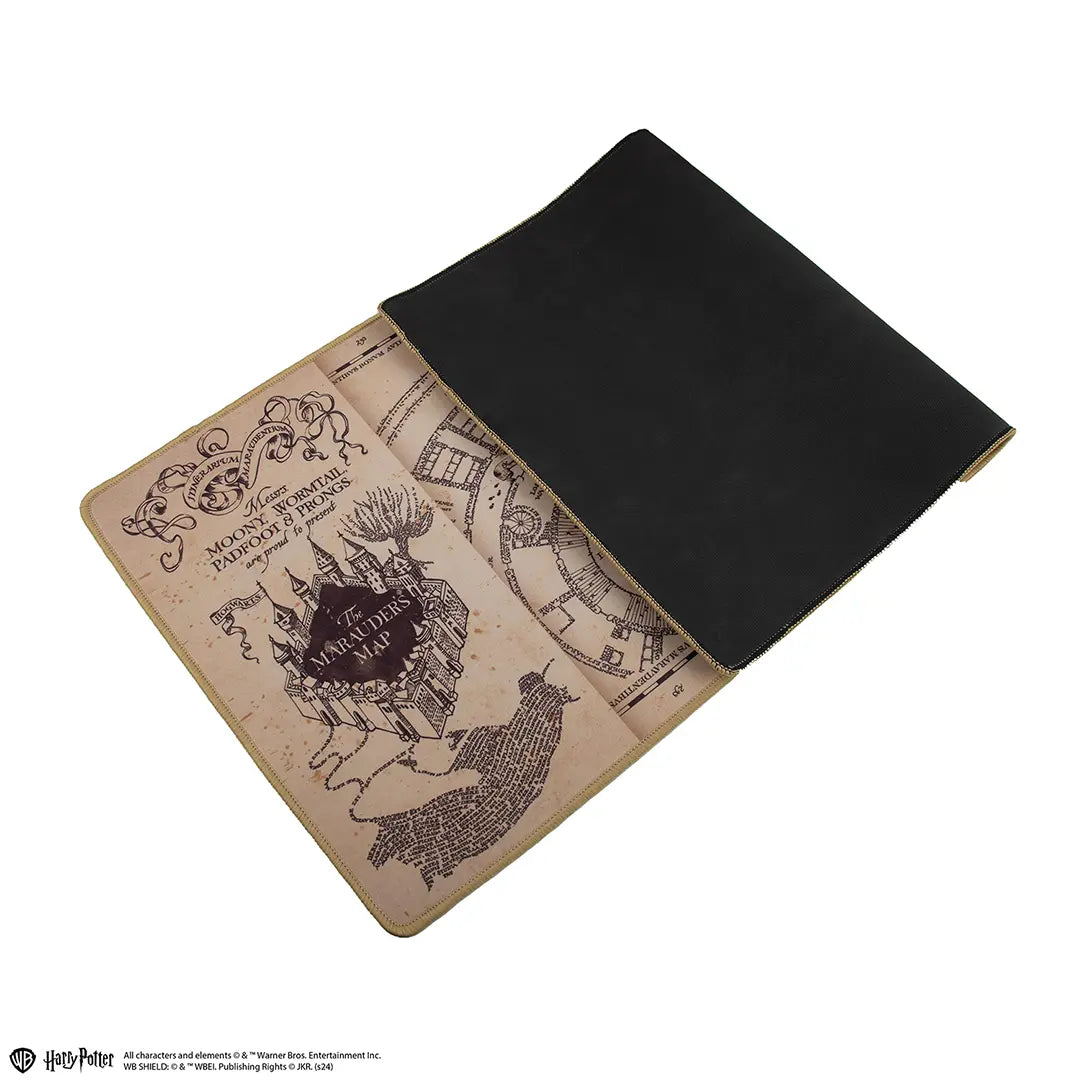 Tapis de bureau carte du Maraudeur - Harry Potter sur un bureau moderne, ajoutant une touche d'enchantement à votre environnement de travail.