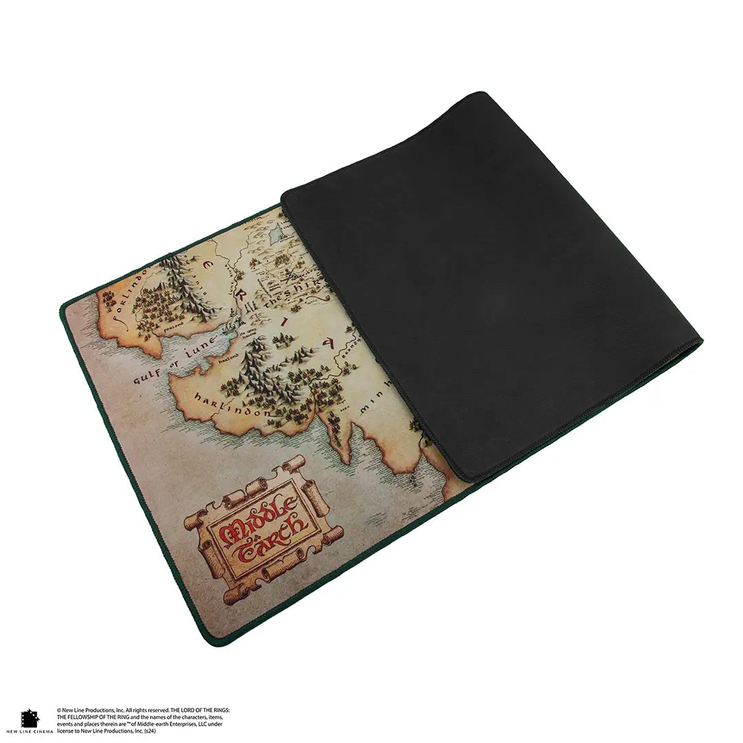 Tapis de bureau - Carte Terre du Milieu - Le Seigneur des Anneaux sur un bureau, illustrant son élégance et fonctionnalité.