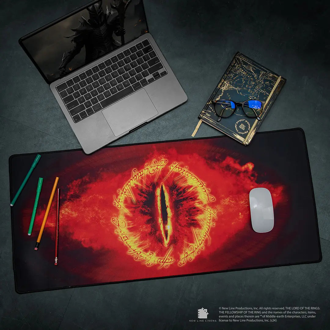 Détails du tapis de bureau Oeil de Sauron, fabriqué en néoprène de haute qualité pour les fans de la saga.